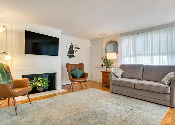 Walk To Craigville Beach: Cape Cod Gem W/ Patio