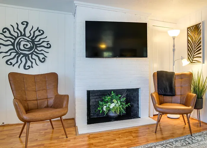 Steps To Eats & Craigville Beach! Cape Cod Cottage