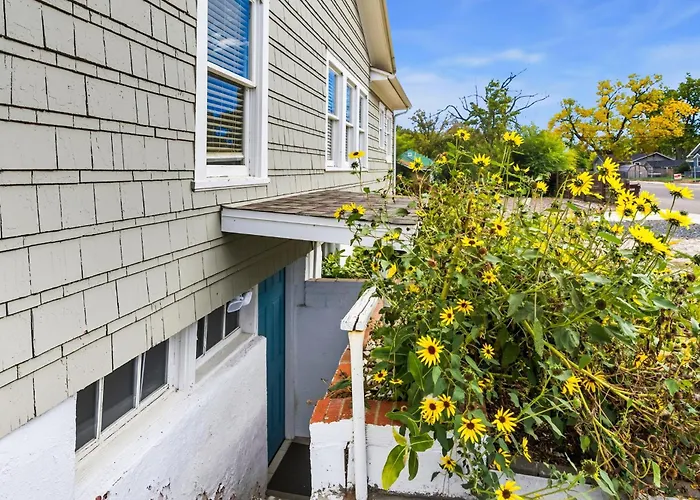 Inviting Bungalow Next To Unc - Free Cruiser Bikes