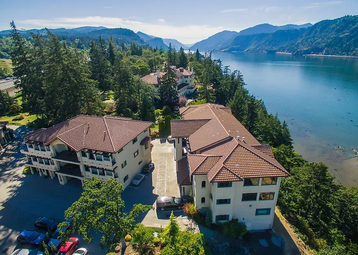Columbia Cliff Villas