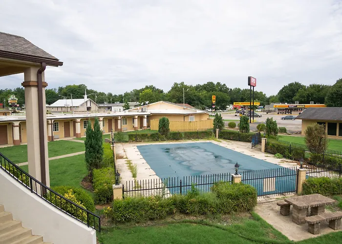 Woodridge Inn And Suites