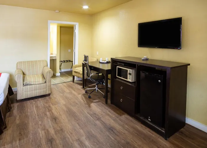Woodridge Inn And Suites