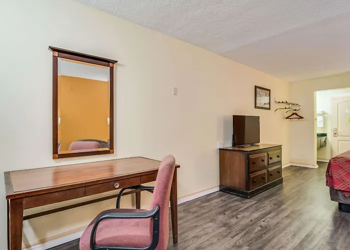 Econo Lodge At Six Flags