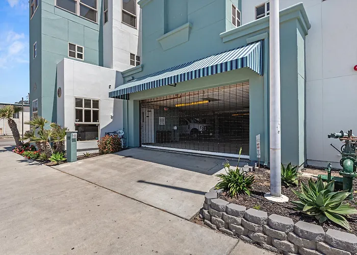 Beach House Inn & Suites