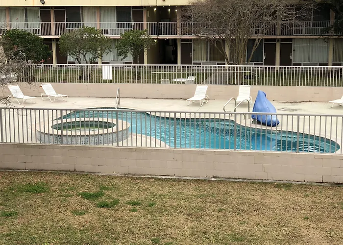 Super 8 By Wyndham Baton Rouge/I-10