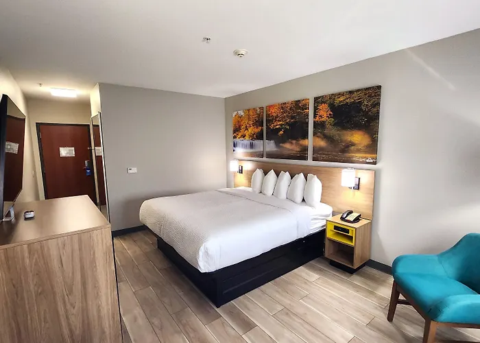 Days Inn & Suites By Wyndham Russellville