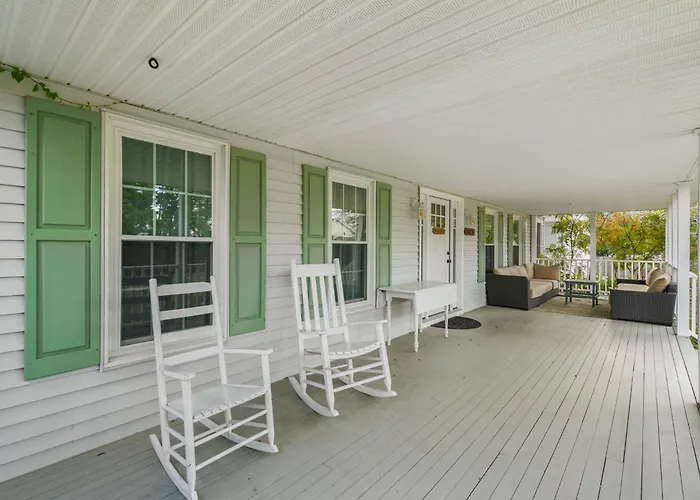 Island Estate - Pet Friendly, Private Pool & Dock!
