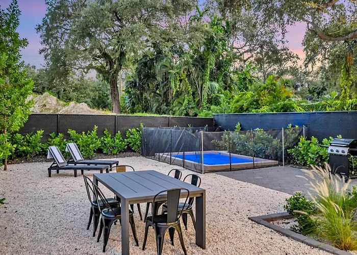 Stunning Tropical Pool House North Miami