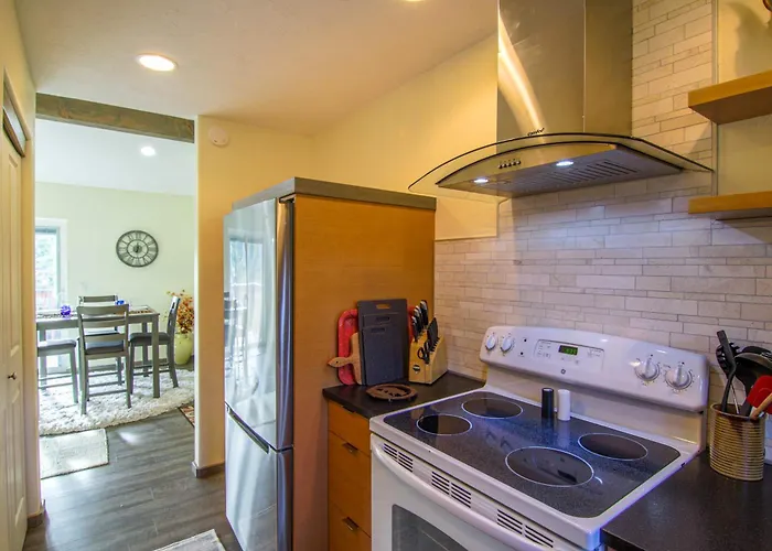 Big Sky Basecamp Walk To Trails + Private Patio