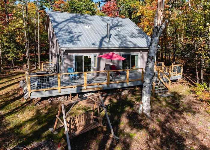The Birch House Retreat: Near Skiing And Trails