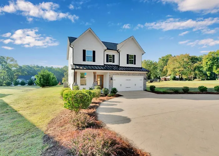 Cozy And Immaculate 4Br Modern Farmhouse Retreat
