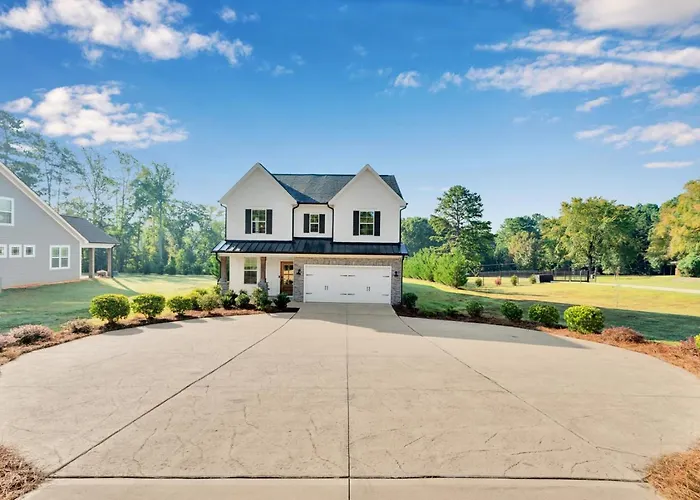 Cozy And Immaculate 4Br Modern Farmhouse Retreat