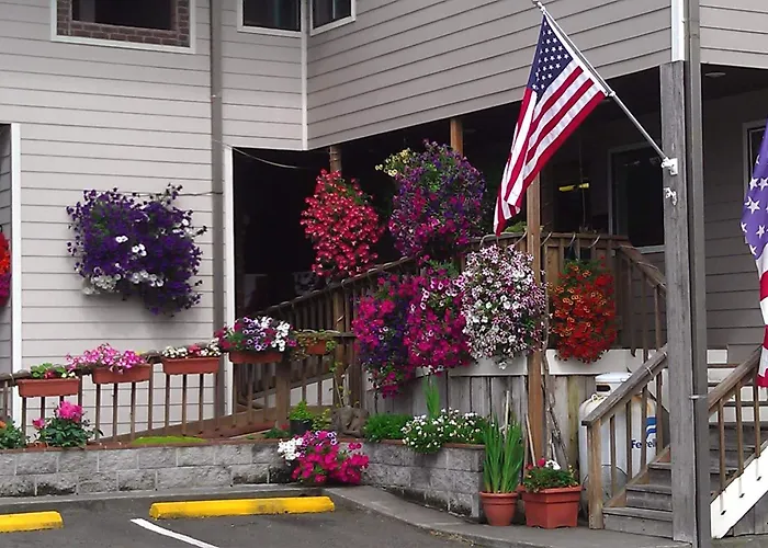Tradewinds Motel