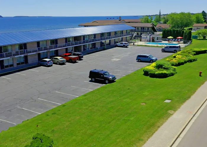 Days Inn & Suites By Wyndham St. Ignace Lakefront
