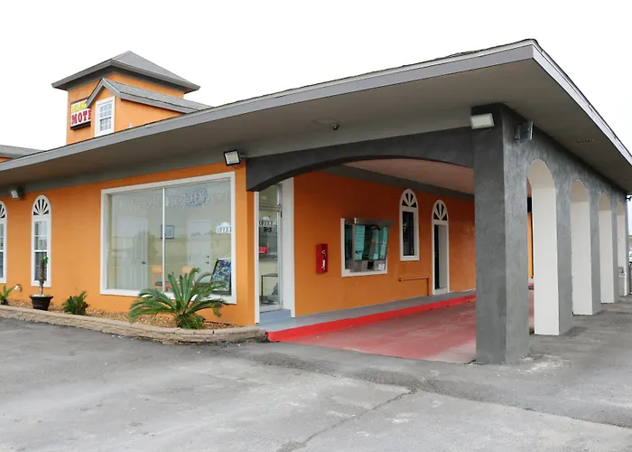 Deluxe Inn Motel