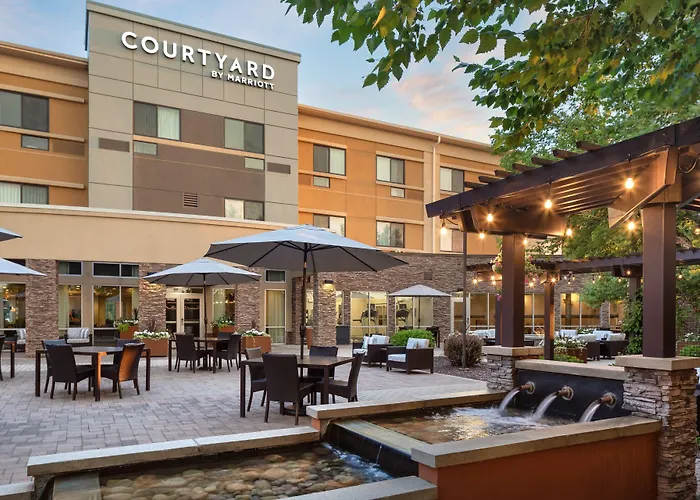 Courtyard Mankato Hotel&Event Center