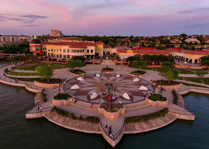 Rockwall Retreat: Walk To The Lake