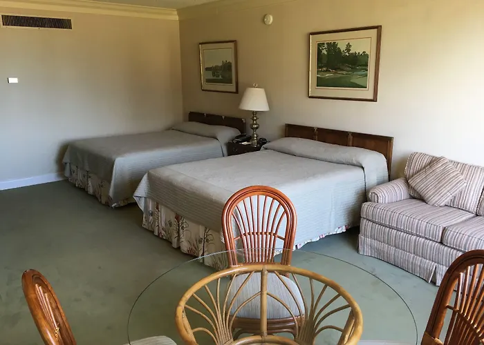 The Inn At Houndslake