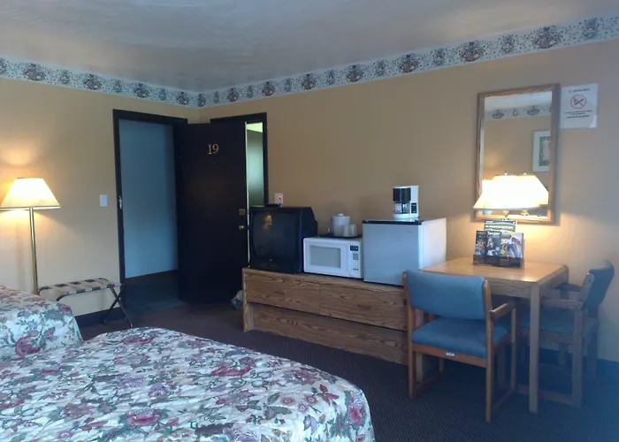 Colonial Inn Mercer-Grove City