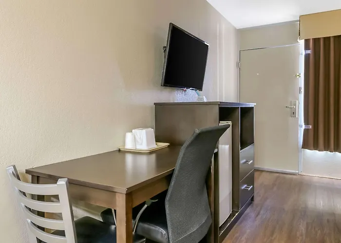 Econo Lodge Shorewood