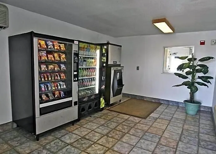 Hilltop Inn & Suites