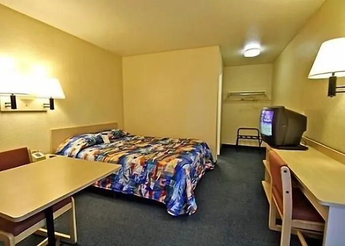 Hilltop Inn & Suites