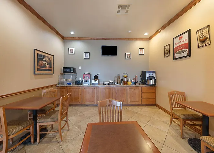 Econo Lodge Inn & Suites Bridgeport