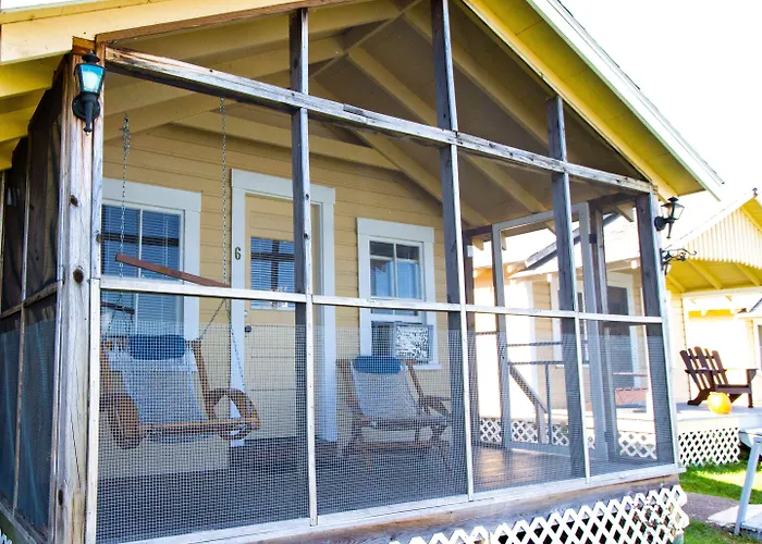 Half Moon Motel & Cottages