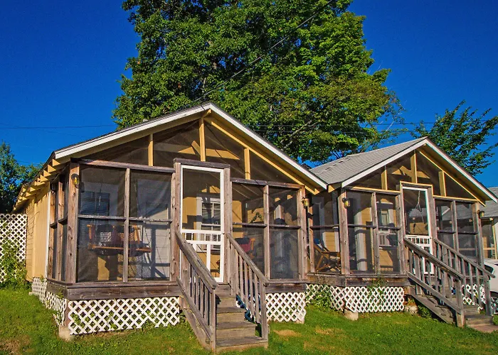Half Moon Motel & Cottages