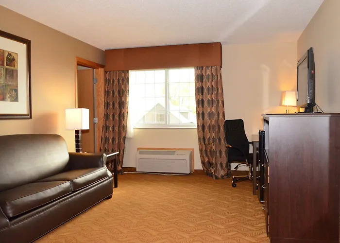 Cobblestone Inn & Suites - Lake View