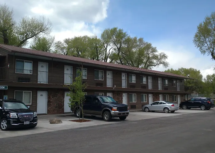 Stagecoach Inn & Suites