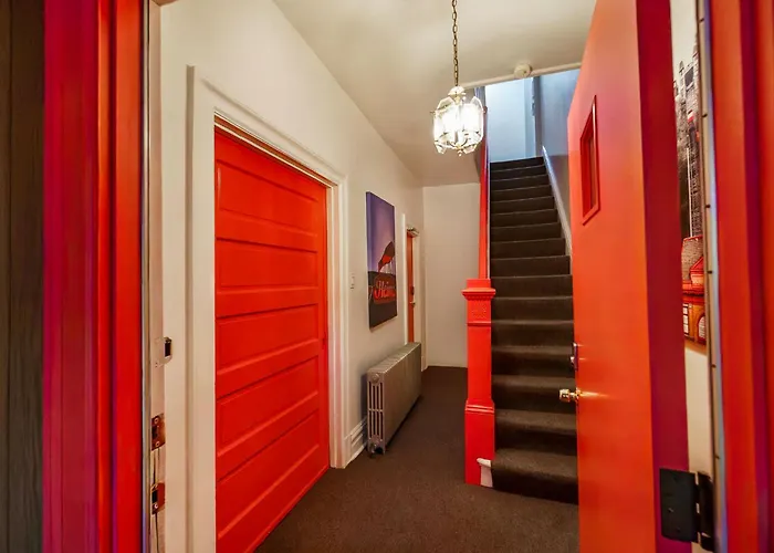 Steps Away From Hospital - 2 Queen Bed - City View