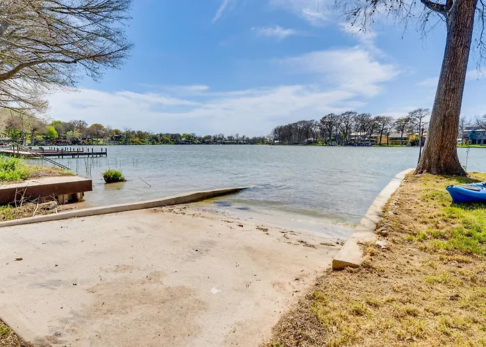 Laid-Back Vibe! Waterfront Lake Dunlap Studio