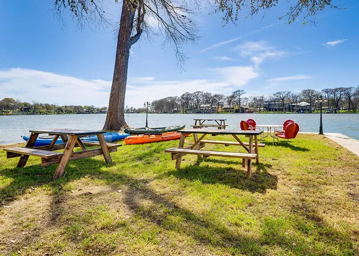 Laid-Back Vibe! Waterfront Lake Dunlap Studio