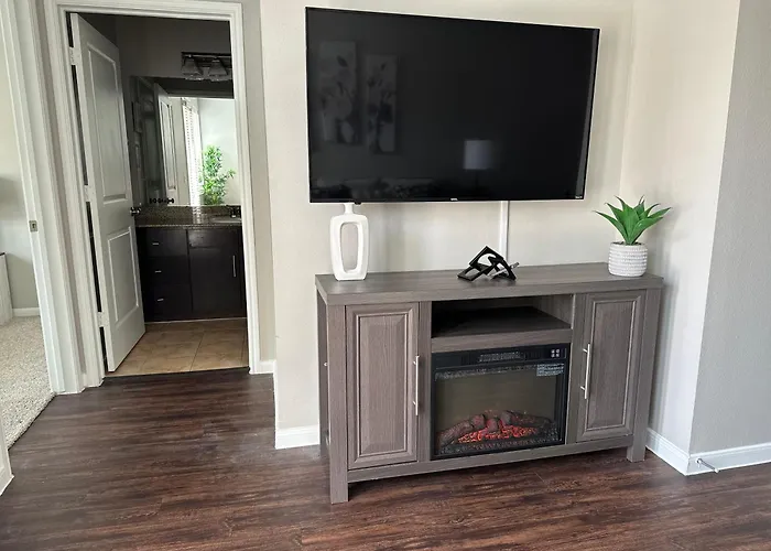Trendy, Upscale Apartment!