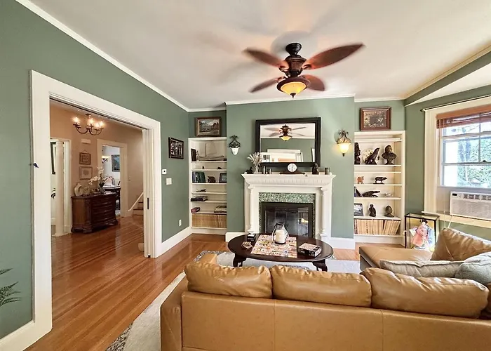 Big New England Family Home; Walk To Beach, Shops