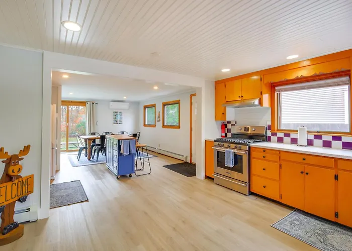 Comfortable Lincoln Home: Walk To Main Street!