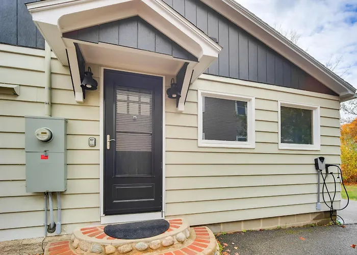 Comfortable Lincoln Home: Walk To Main Street!
