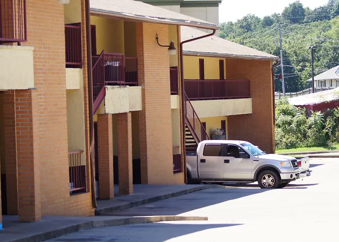 Holiday Lodge & Suites