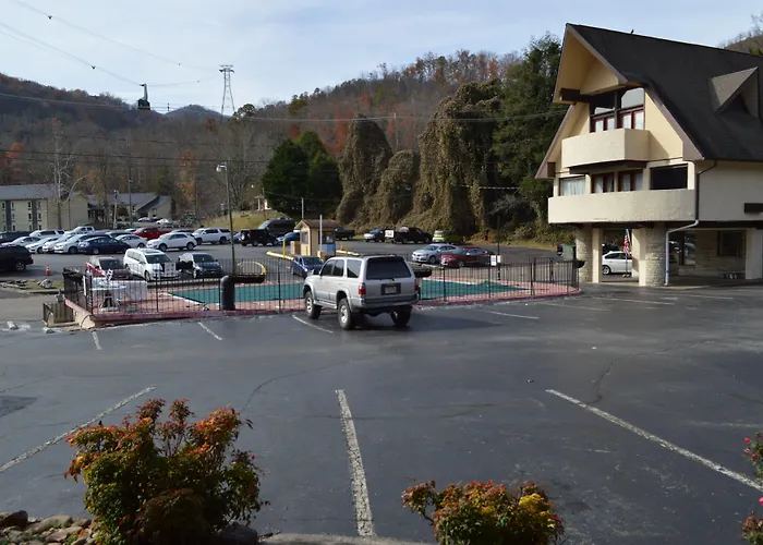 Econo Lodge Inn & Suites On The River