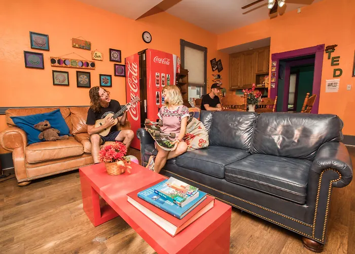 International Travelers House Hostel - Downtown San Diego Little Italy (Adults Only)