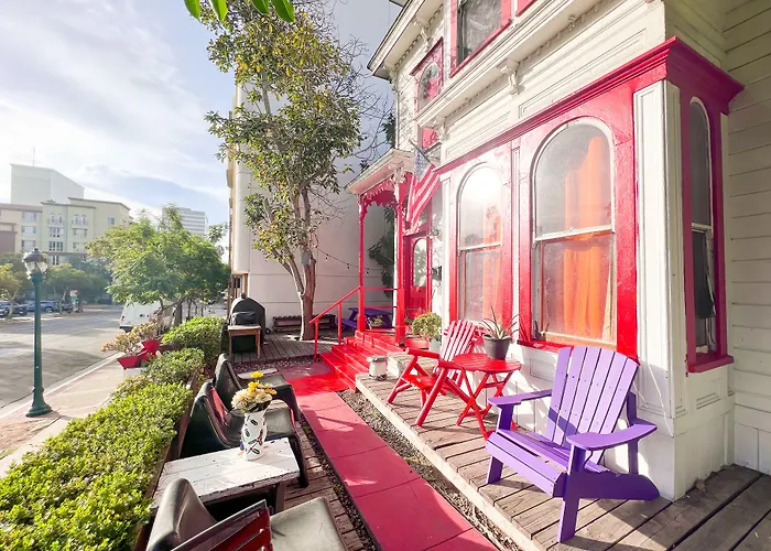 International Travelers House Hostel - Downtown San Diego Little Italy (Adults Only)