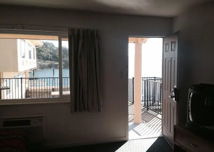 Lake Marina Inn