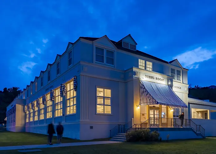 Mammoth Hot Springs Hotel