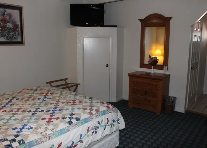 Barewood Inn & Suites