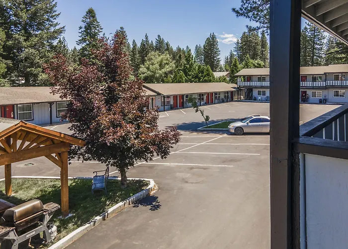 Charm Motel & Suites