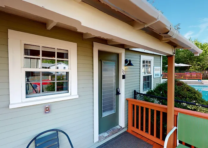 The Lakeview Inn & Cottages