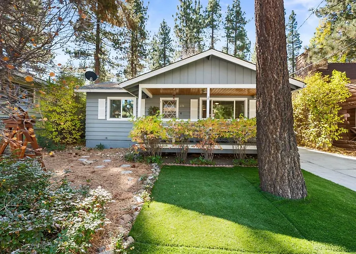 Tranquil Retreat With Fenced Backyard, Hot Tub & Bar
