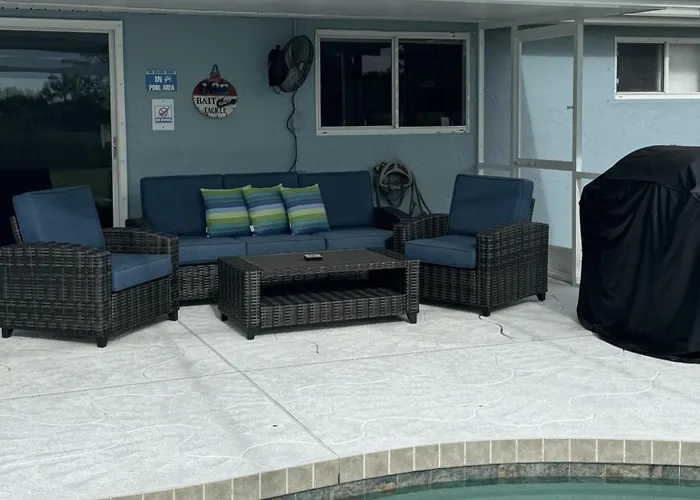 "Canal Dreams" 3 Br2 Ba Pool Home On The Canal