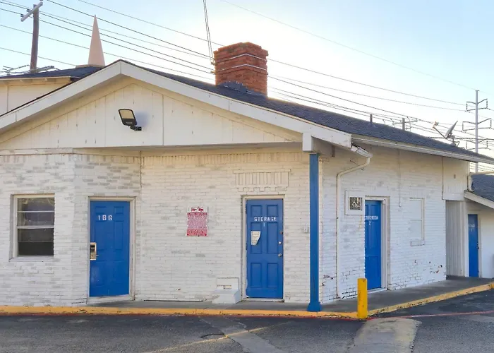 Cole Manor Motel By OYO Love Field Market Center